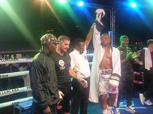 Boxe : Junior Ilunga Makabu s’impose à Kolwezi et conserve sa ceinture WBC Afrique.