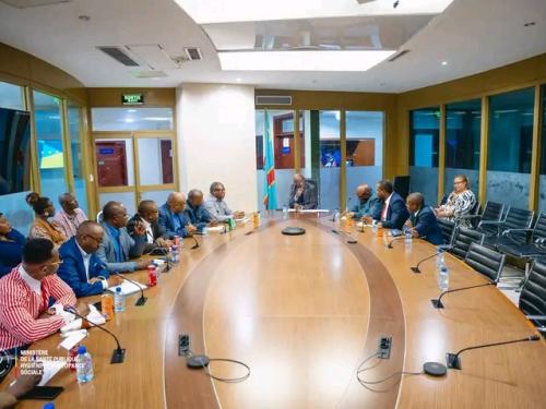 RDC : 600 médecins au cœur des discussions entre Kamba et les syndicats.