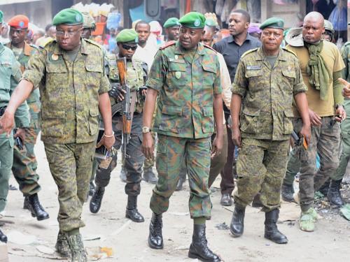 Kinshasa : Le général Mabosso Assamba contrôle le dégagement des avenues du Marché central.