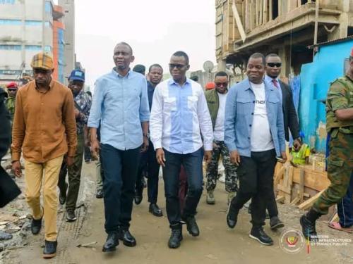 Le ministre des ITPR John Banza Lunda a inspecté l’avancée des travaux sur l’avenue Itaga aux côtés de son collègue délégué à la défense nationale