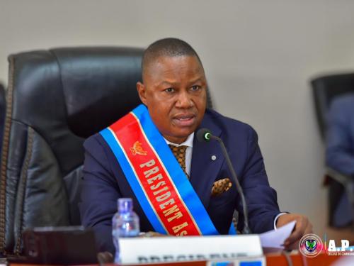 Lévi Mbuta sur une chaise éjectable à l'assemblée provinciale de Kinshasa.