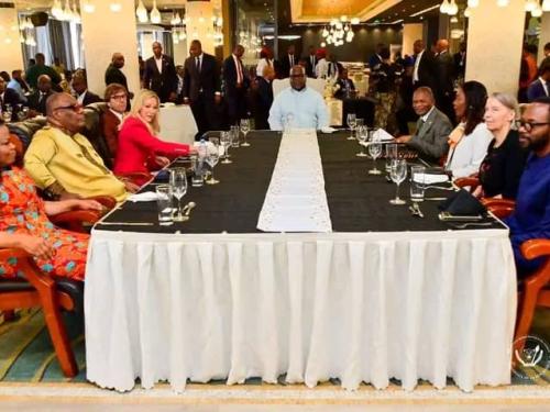 La Cheffe du Bureau de la foi de la Maison Blanche Paula White-Cain a organisée une prière spéciale à Kinshasa à laquelle le Président Tshisekedi a pris part