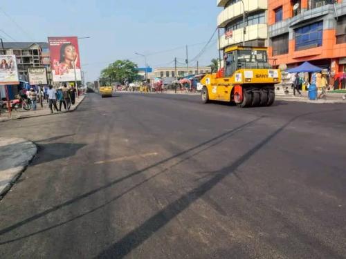 KINSHASA:  Début de l'asphaltage de l'avenue Kasavubu tronçon DEBUT DE Dibaya-Dima.