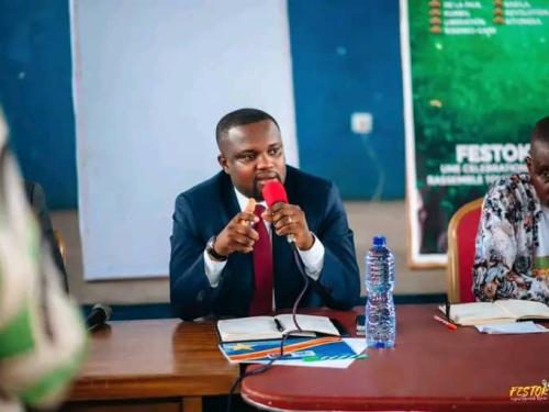 Kisenso - Célébration: Venance Eyanga, député national élu de mont amba, face à la jeunesse de Kisenso.